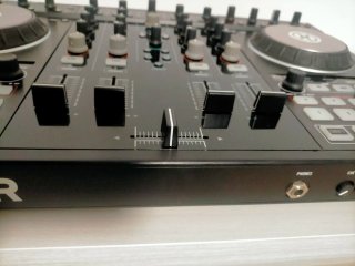 Controladora DJ Traktor Kontrol S4 MK2