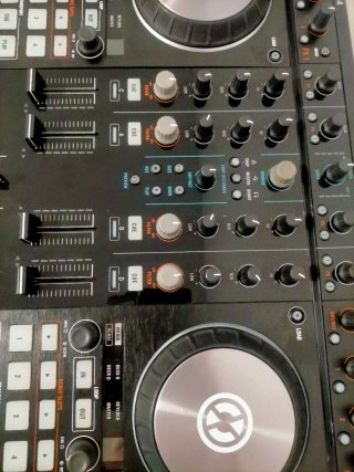Controladora DJ Traktor Kontrol S4 MK2