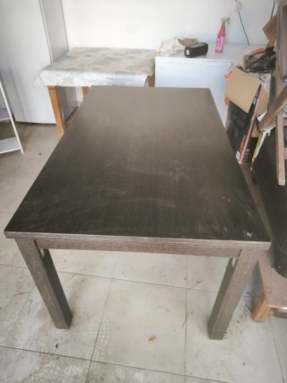 Mesa extensible y 5 sillas de madera