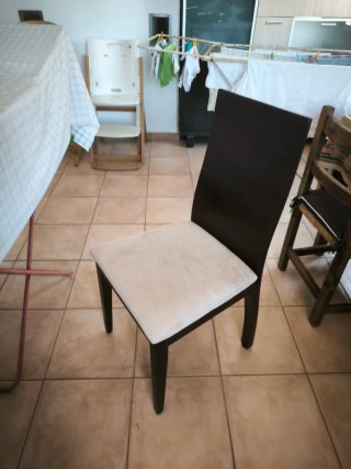 Mesa extensible y 5 sillas de madera