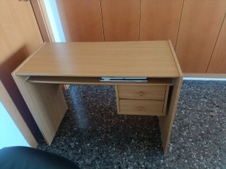 Escritorio de madera con silla