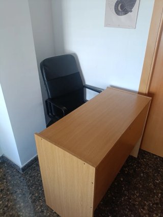 Escritorio de madera con silla