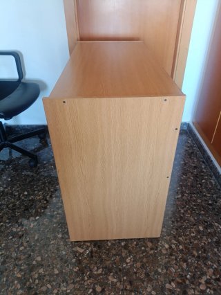 Escritorio de madera con silla