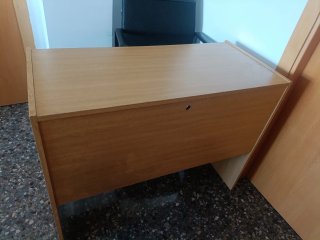 Escritorio de madera con silla