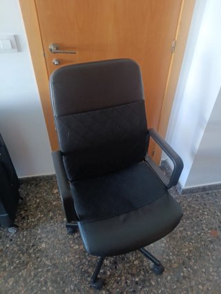 Escritorio de madera con silla