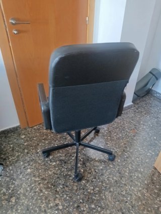 Escritorio de madera con silla