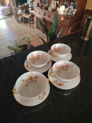 4 Tazas de té antiguas con platillos