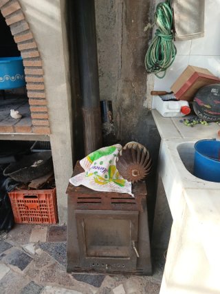 Estufa de leña rústica