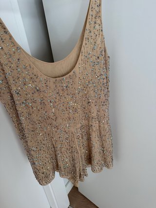Mono Zara pedrería beige y dorado