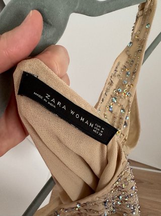 Mono Zara pedrería beige y dorado