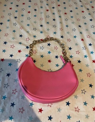 Bolso rosa con cadena dorada