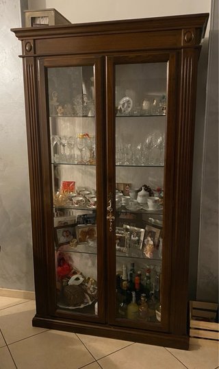 Vetrina in legno con ante in vetro