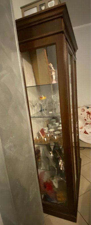 Vetrina in legno con ante in vetro