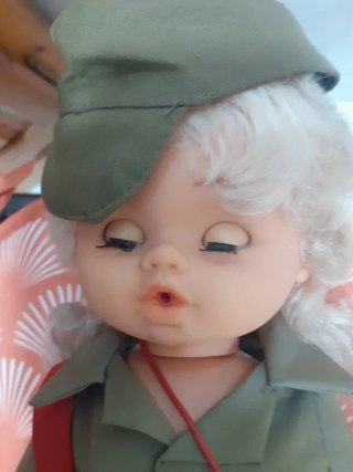 Muñeca antigua militar con trompeta