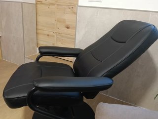 Sillón reclinable de polipiel.