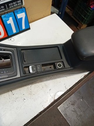 Consola Central Apoyabrazos Golf 7