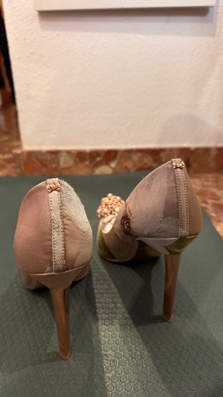 Zapatos de tacón beige y multicolor