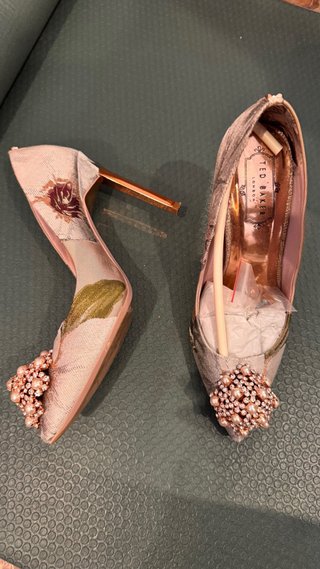 Zapatos de tacón beige y multicolor