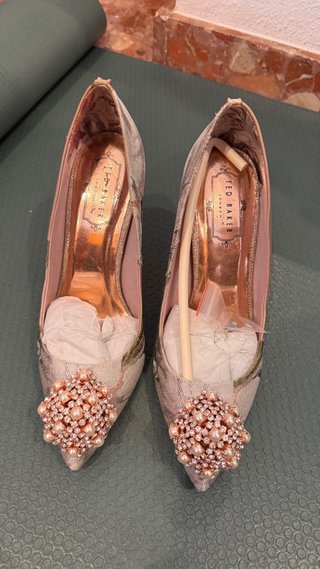 Zapatos de tacón beige y multicolor
