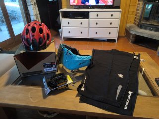 Lote ciclismo: casco, pedales, etc.