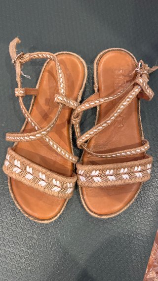 Sandalias de cuña con tiras trenzadas