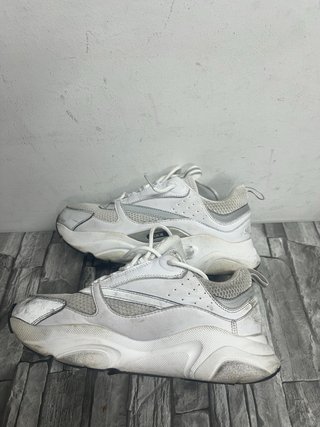 Zapatillas deportivas blancas y grises