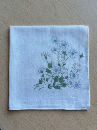 Pañuelo flores azules y blancas