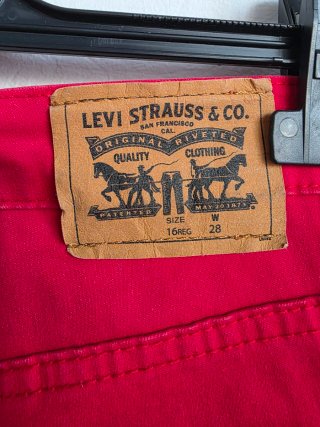 Pantalón corto Levi's rojo niño T16