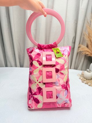 Bolso multicolor con asas redondas y detalles cuad