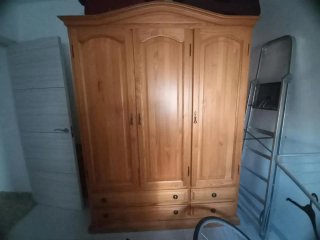 Armario de pino macizo provenzal