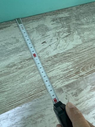 Escritorio con cajonera y estantes