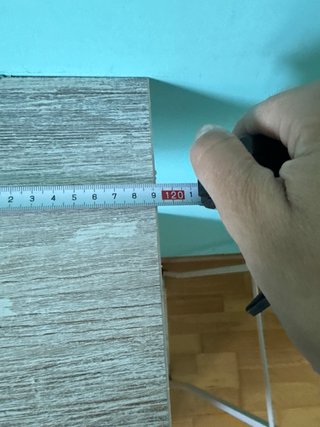 Escritorio con cajonera y estantes