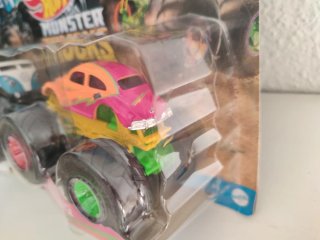 Hot Wheels, Monster Trucks. Drag Bus y Beetle.