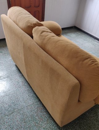 Sofá de 2 plazas amarillo