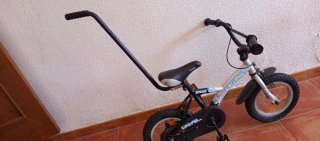Bicicleta infantil con empujador