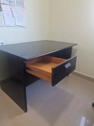Escritorio de madera negro con cajones
