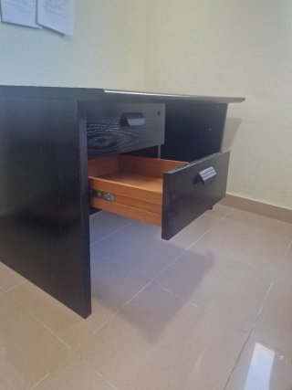 Escritorio de madera negro con cajones