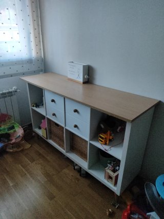 Cómoda infantil de madera y mimbre