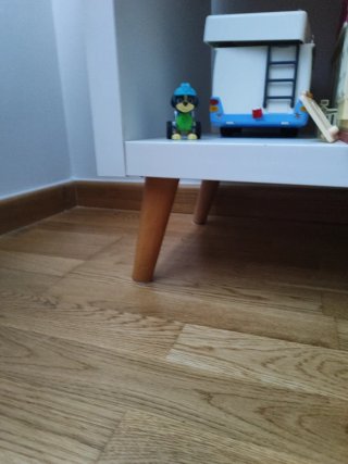 Cómoda infantil de madera y mimbre