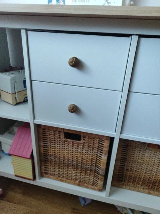 Cómoda infantil de madera y mimbre