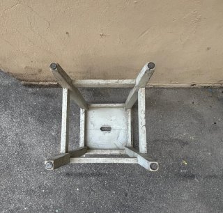 Sgabello in legno grezzo