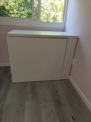 Escritorio de madera blanco y rosa
