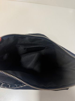 Bolso bandolera azul marino con cadena