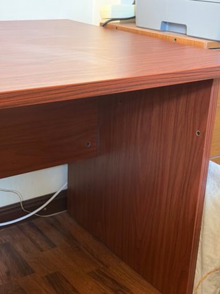 Escritorio de madera marrón