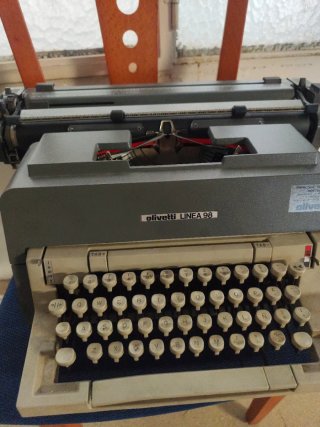 Máquina de escribir Olivetti Línea 98
