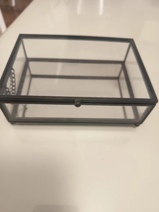 Caja de cristal y metal