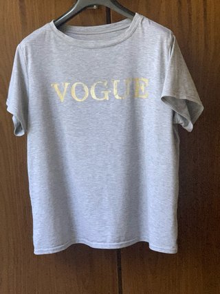 Maglietta grigia scritta Vogue mezza manica