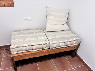 Banqueta de madera y cojines de tela