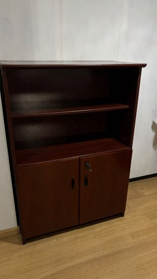 Mesa con L, mueble con baldas y puerta y silla.