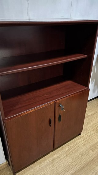Mesa con L, mueble con baldas y puerta y silla.